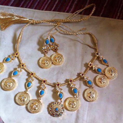 Kashif kundan jewellery collection Made by:Kashif Kundan Whatsaap viber IMO Line 00923002090060 Email:kashifkundan@yahoo.com Balochi Jewellery, Fashion Jewelry Necklaces Gold, Balochi Dress, Kundan Jewellery Bridal, Arabic Jewelry, Makeup Drawing, Antique Necklaces Design, Choker Necklace Designs, Jewelry Editorial