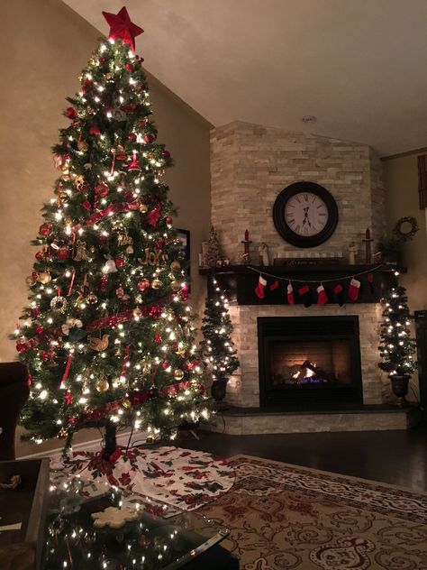 Living Room Country Style, Christmas Living Room Decorations, Window Decor Christmas, Country Style Christmas, Christmas Window Decor, Living Room Makeover Ideas, Room Makeover Ideas, Christmas Tree And Fireplace, Christmas Tree Village