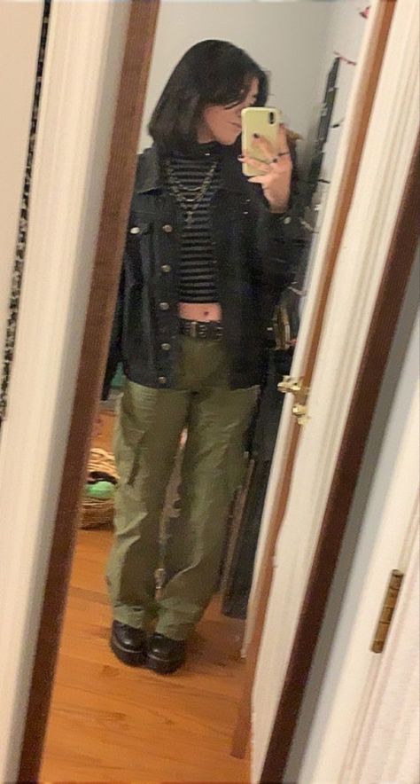 Comfy Alt Outfits Winter, College Grunge Outfits, Emo Grunge Aesthetic Outfits, Homeless Grunge, Grundge Girl Fits, Soft Emo Aesthetic Outfit, Emo Flannel Outfits, Grunge Outfit Ideas Winter, Actual Grunge Outfits