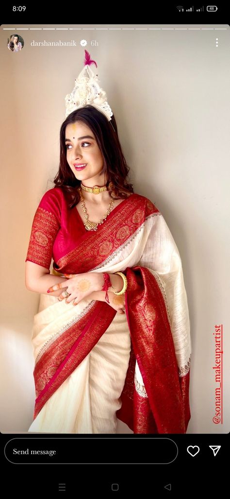 White And Red Bridal Saree, Bengali Wedding Blouse Designs, Modern Bengali Bride Reception Look, Bengali Engagement Look, Bengali Blouse Designs, Red Saree Bridal Look, Bengali Bride Saree, Simple Bengali Bridal Look, Bengali Reception Look