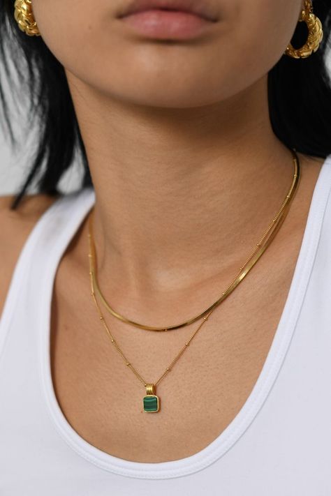 Gold Green Necklace, Aesthetic Crystals, Minimal Gold Jewelry, Custom Jewelry Necklaces, Simple Necklace Designs, Lucy Williams, Malachite Necklace, Malachite Jewelry, Square Necklace