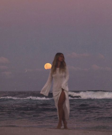 70s Free Spirit Aesthetic, Grainy Beach Photos, Cloudy Day Beach Photoshoot, Myrtle Beach Photoshoot, Castaway Aesthetic, Ethereal Beach Photoshoot, Grassy Field Photoshoot, Fall Beach Photoshoot, Nighttime Beach Photoshoot