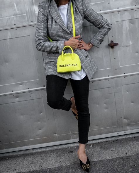 Neon Green Handbag Outfit, Yellow Crossbody Bag Outfit, Yellow Bag Street Style, Green Purse Outfit, Mules Street Style, Nathalie Martin, Yellow Balenciaga, Bb Shoes, Crossbody Bag Outfit