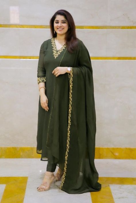 Plus Size Salwar Suits For Women, Salvar Kurti Indian Fashion, Plus Size Fashion For Women Indian, Hijabi Women, Bharatanatyam Costume, Candle Queen, Frock Designs, Long Frock Designs, Long Gown Design