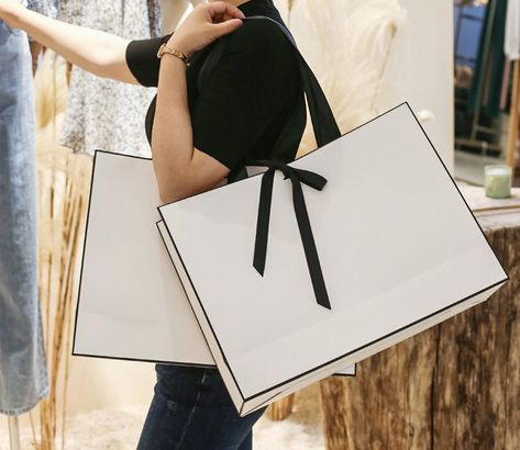 Boutique Store Displays, Sticker Product, Promotional Bags, Retail Bags, Luxury Stationery, Expensive Clothes, Food Fashion, Personalized Tote Bags, Paper Gift Bags