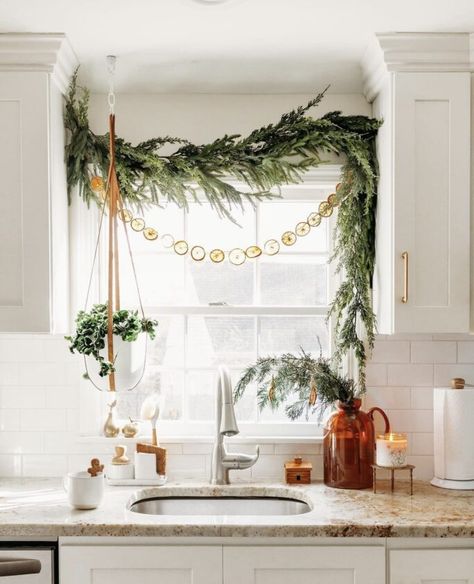 Kitchen Greenery, Xmas Ornaments Diy, Greenhouse Studio, Greenery Decor, Christmas Window Decorations, Kitchen Cabinets Decor, Christmas Kitchen Decor, Diy Wreaths, Christmas Inspo