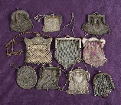 mesh purses Alex Cooper, Moda Hippie, Jewelry Photography Styling, Kay Jewelry, Trendy Fashion Jewelry, Vintage Purses, Beaded Purses, Chatelaine, Vintage Purse