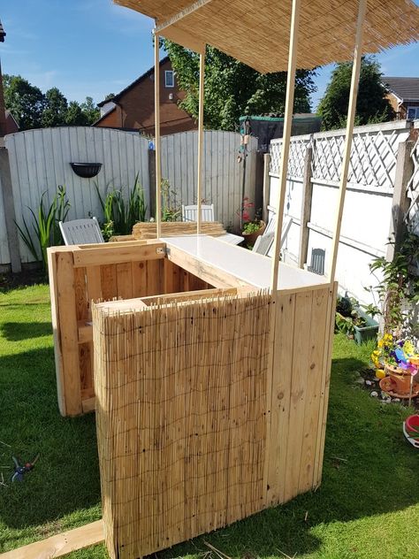 Tiki Bars Diy Backyard, Corner Tiki Bar Ideas, Homemade Tiki Bar, Pallet Tiki Bar, Diy Tiki Bar, Bar Made From Pallets, Tiki Bars Diy, Diy Garage Bar, Workshop Diy