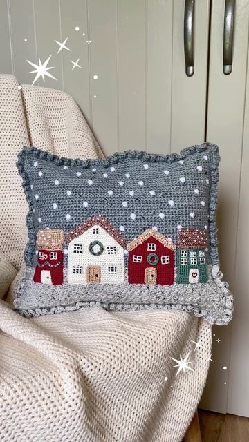 Crochet Christmas House, Crochet Christmas Pillow, Yarn Diy Projects, Crochet Cushion Covers, Winter Cottages, Cushion Cover Pattern, شال كروشيه, Crochet Cushion, Confection Au Crochet