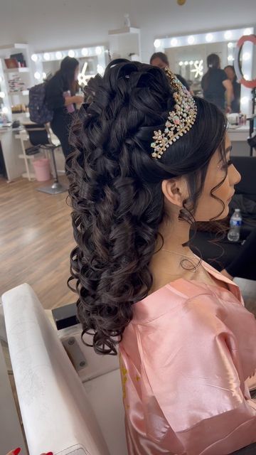 Cute Dama Hairstyles, Quince Hairdos, Hairstyle Quinceanera, Quince Tiktoks, Xv Hair, Beauty And The Beast Quince, Quince Hair, 15 Hairstyles, Sweet 16 Hairstyles