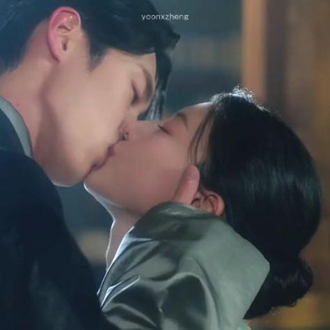 They kissed guys.. #kdrama (not my edit) Kdrama Deep Kiss, Gift Kiss Drama Korea, Kdrama Kiss Sence, Long Kiss Kdrama, Kdrama Kiss Wallpaper, Hard Kiss Kdrama, Lighter And Princess Drama Kiss, Best Kisses Kdrama, Kdrama French Kiss