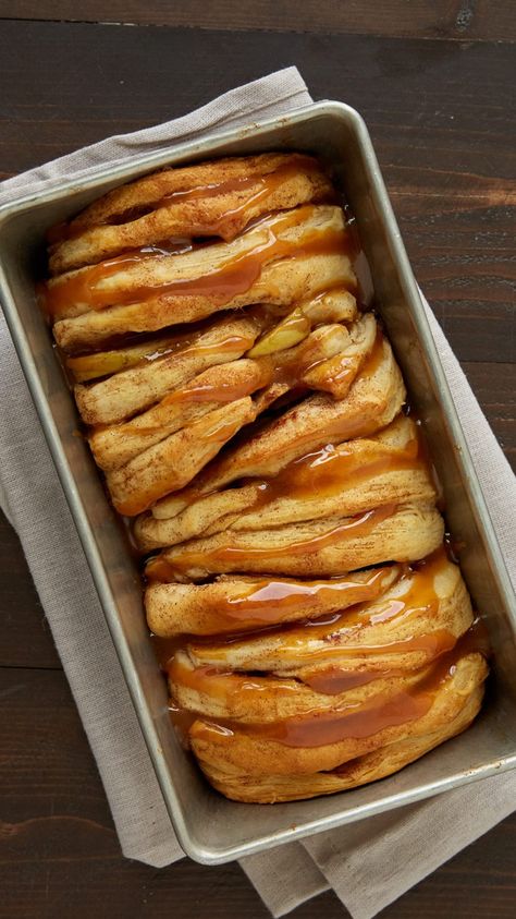 Apple Pie Pull-Apart Bread Recipe - We’re all about pie for breakfast—especially when it looks this good and takes just 20 minutes to prep! Breakfast Recipes Bread, Pull Bread, Bread Pull Apart, Monkey Breads, Best Apple Desserts, Bread Pull Apart Recipes, Yummy Bread, Apple Breakfast, Pillsbury Recipes