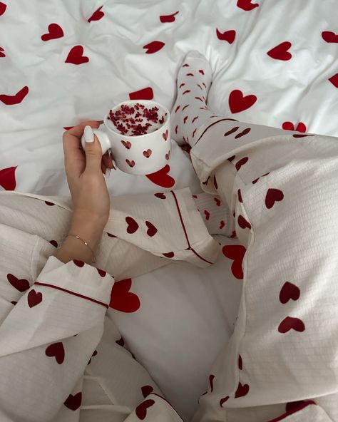 Cozy Valentines Day ♥️ Cozy Valentines, Valentine's Day Aesthetic, February Aesthetic, Valentines Day Aesthetic, Valentines Aesthetic, Valintines Day, Insta Aesthetic, Valentines Day Date, Valentine Activities