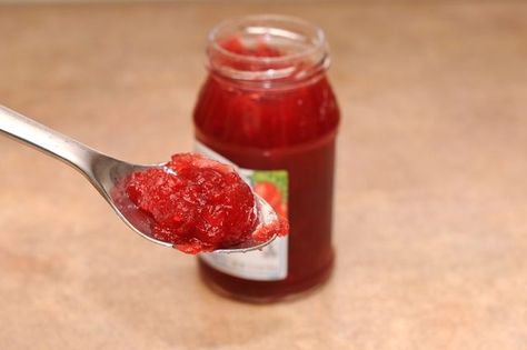 Strawberry preserves are simple to find in any grocery store, and because they’re already sweetened and thick, they’re quite easy to make into a dessert sauce or topping. Pectin, a natural binding agent, keeps the preserves thick and will also give your sauce a desirable consistency. Strawberry Shortcake Glaze, Freezing Strawberries, Peach Compote, Strawberry Icing, Compote Recipe, Glaze For Cake, Healthy Cheesecake, Cheesecake Toppings, Strawberry Glaze