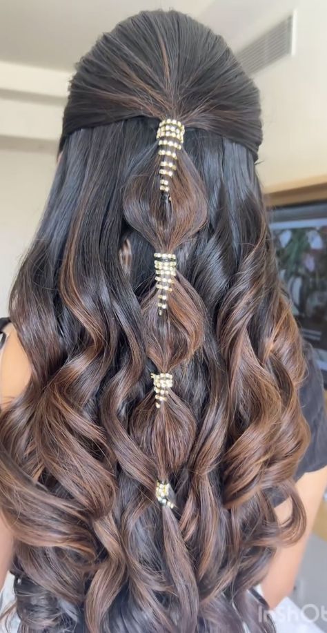 Bangle Ceremony Hairstyle, Purple Lehenga Hairstyles, Indian Bridal Hair Down With Dupatta, Open Hairstyle On Lengha, Wedding Hairstyles With Hair Extensions, Bridesmaid Hairstyle Indian, Hairstyles For Seemantham, Rajasthani Hairstyle, Hairstyles For Haldi Function