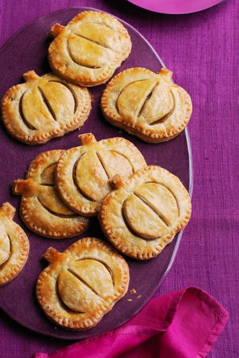 Hand Held Pies, Pumpkin Hand Pies, Hand Pie Recipes, Thanksgiving Desserts Easy, Hand Pie, Halloween Appetizers, Family Feast, Thanksgiving Appetizers, Desserts Easy