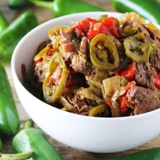 Slow Cooker Jalapeno Beef Crockpot Recipes Mexican, Slow Cooker Chili Easy, Stay At Home Chef, Slow Cooker Recipes Beef, Jalapeno Recipes, Slow Cooker Chili, Shredded Beef, Awesome Recipes, Dinner Food