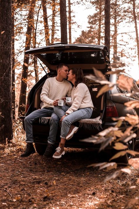 Couple Photoshoot Outfits, Fall Couple Photos, Pre Wedding Photoshoot Outdoor, Couple Style, Photographie Portrait Inspiration, Couple Picture Poses, Engagement Photo Poses, Couple Photoshoot Poses, Fall Photoshoot