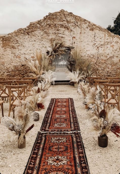 Boho Wedding Carpet, Outdoor Wedding Ideas Boho, Modern Desert Wedding Decor, Desert Wedding Florals, Bedouin Decor, Bedouin Wedding, Spring Desert Wedding, Wedding Rugs, Boho Desert Wedding