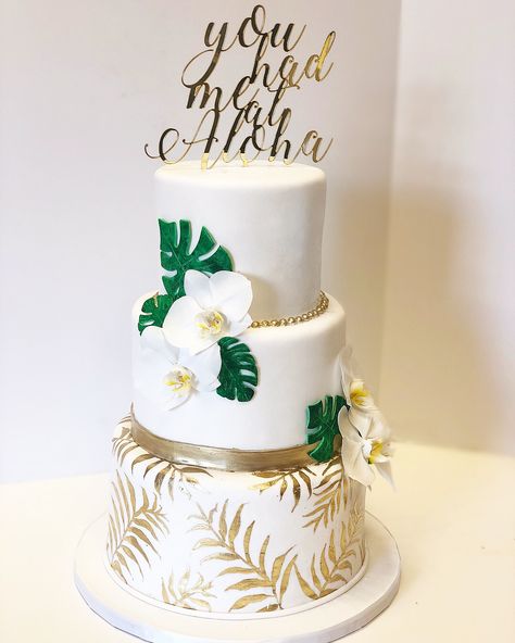 Wedding Cake Green Gold, Palm Leaf Cake, Leaf Wedding Cake, Palm Leaf Wedding, Hawaiian Wedding Cake, Hawaii Cake, Gold Fondant, Donut Ideas, Wedding Cake Tree