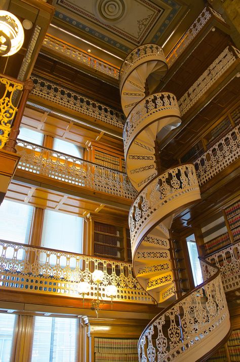 Gorgeous library spiral staircase - a Day Trip to the Iowa State Capitol - Des Moines - TONS of beautiful photos and history! This would make a great road trip to travel for the weekend! Des Moines Iowa Aesthetic, Gorgeous Library, Apartment Wallpaper, Amazing Library, Lawyer Aesthetic, Iowa Road Trip, Square Building, Uss Iowa, Capital Building