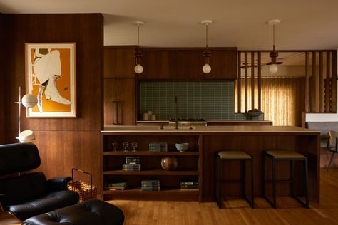 This House Blends Mad Men Style and Modern Functionality Midcentury Kitchen Ideas, Mad Men Aesthetic, Bar Stools Ideas, Memphis House, Brown Kitchen Ideas, Mid Modern Century, Los Angeles House, Long Driveway, Counter Stools Backless