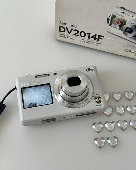 Y2k Camera, Digi Camera, Silver Y2k, Binding 13, Film Camera Photography, Tech Aesthetic, Cute Camera, Retro Gadgets, Kids Camera