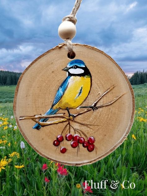 Birds Painted On Wood, Paintings On Wooden Pieces, Painting On Wooden Piece, Easy Wood Painting Ideas, Wooden Painting Ideas, Painting On Wood Slices, Wood Burning Tool, Wood Slice Art, Wood Slice Crafts