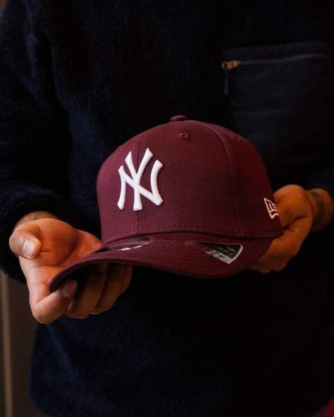 Streetwear Caps, Jordan Hats, New York Yankees Logo, Outfit Hombre, Yankees Logo, Yankees Baseball, Mlb Teams, Mens Workout Clothes, Maroon Color