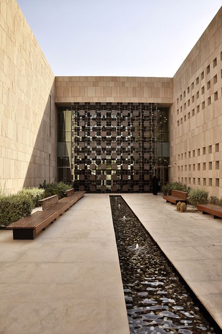 great example of a contemporary courtyard Courtyard Plan Architecture, Salmani Architecture, Qatar Museum, Museum Exterior, Saudi Heritage, Contemporary Courtyard, Modern Mosque, Modern Courtyard, Mosque Design