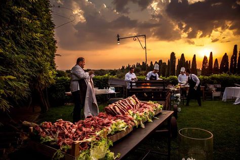 BBQ Wedding Reception - Perfect Wedding Italy Wedding Bbq Reception, Uganda Wedding, Wedding Barbecue, Wedding Meals, Barbecue Buffet, Wedding Buffets, Barbecue Dinner, Barbecue Wedding, Bbq Wedding Reception