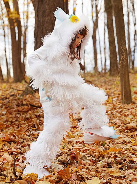 With feather-fringe "fur" and a cartoon-like face, this homemade no-sew costume makes the Abominable Snowman downright snuggly. Mittens and a sweatshirt will keep your kiddie warm while you're trick-or-treating! Monster Halloween Costumes, Abominable Snowman Costume, Bigfoot Costume, The Abominable Snowman, Diy Halloween Costume Ideas, Snowman Costume, Monster Costume, Snow Monster, Diy Monsters