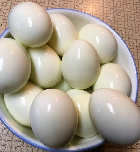 How to Cook Easy Peel Hard-Boiled Eggs - Pattern Princess Best Boiled Eggs, Easy Peel Boiled Eggs, Anne Twist, Kwek Kwek, Creative Egg Recipes, Hard Boiled Eggs Easy Peel, Peeling Boiled Eggs, Easy Peel Eggs, Easy Hard Boiled Eggs