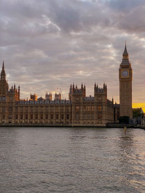 #london #bigben #londonlife #londonstyle #houseofparliament #sunset #londonsunset #thames #life #aesthetic Parliament Aesthetic, London Bigben, Houses Of Parliament London, London Vibes, Reading Motivation, London Aesthetic, Background Photos, Houses Of Parliament, Life Aesthetic