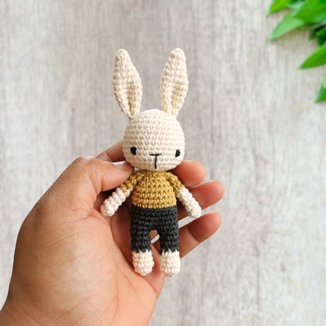 Crochet Small Bunny, Small Bunny, Doll Shoe Patterns, Pola Amigurumi, Small Crochet, Mini Crochet, Shoe Pattern, Crochet Bunny, The Loop