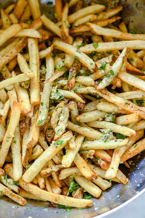 This copycat recipe of the famous Gordon-Biersch garlic fries couldn't be easier to make at home and because they can be baked in the oven or the air fryer they're a healthier version too. Killer Garlic Fries with Rosemary | foodiecrush.com #homemadefries #frenchfries #rosemaryfries #sidedish #foodiecrush Rosemary Parmesan Fries, Garlic French Fries, Homemade Fries, French Fries Recipe, Baked Garlic, Fries Recipe, Garlic Fries, Air Fryer Dinner Recipes, Garlic Recipes