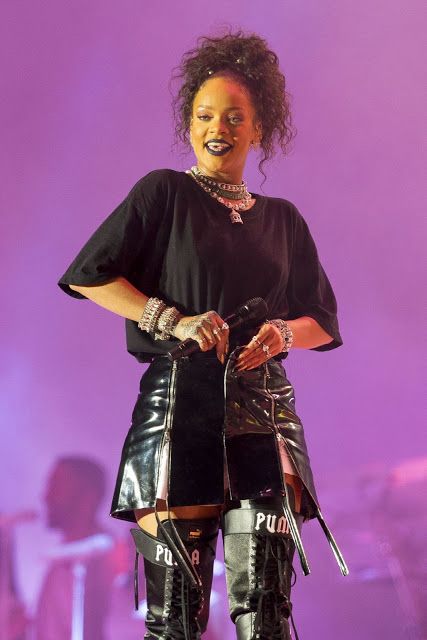 Rihanna Interview, Rihanna High, Poses On Beach, Chelmsford England, Rihanna Fashion Outfits, Rihanna Photoshoot, Rihanna Images, Disco Aesthetic, Looks Rihanna