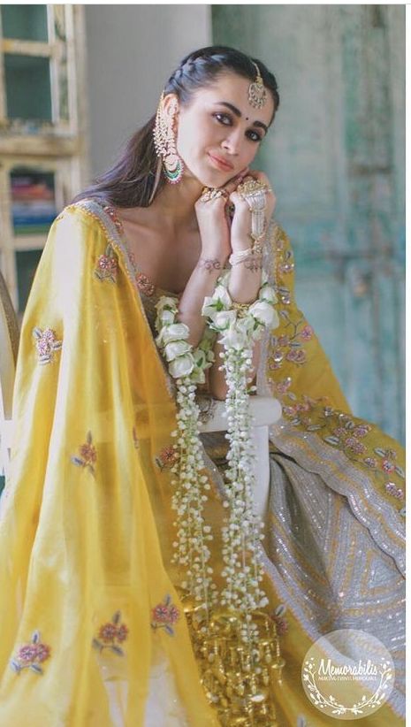 Haldi Bridal Accessories, Simple Mehndi Look For Bride, Pastel Mendhi Outfit, Haldi Outfit Inspo For Bride, Haldi Bride Flower Jewelry, Mehendi Jewellery For Bride, Holud Hairstyles, Haldi Flowers Jewelry For Bride, Haldi Bride Look