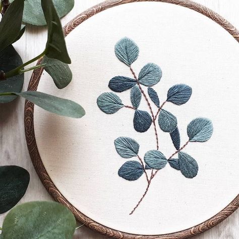 Motifs de broderie feuille.   .⠀ .⠀ .⠀ .⠀ #embroidery #embroideryart #embroideryartist #fiberart #broderie #sewing #stitches #stitching #stitcher… Pola Sulam, Learn Embroidery, Brazilian Embroidery, Sewing Stitches, 자수 디자인, Hand Embroidery Stitches, Modern Embroidery, Embroidery Hoop Art, Satin Stitch