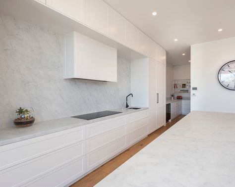 Neolith Blanco Carrara Kitchen. Beautiful and practical. Stonemason @adriaticstone . Photo @rachellewisphotography #cdkstone #neolith… Carrara Kitchen, Kitchen Beautiful, Coastal Kitchen, Kitchen Pantry, White Kitchen, Kitchen Countertops, Alcove Bathtub, Pantry, Countertops