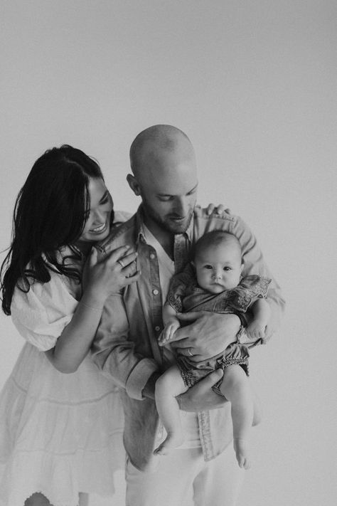 Studio Family Photos, 3 Month Old Baby Pictures, Two Month Old Baby, 6 Month Baby Picture Ideas, Lifestyle Family Session, Studio Lifestyle, Family Photo Outfit Ideas, 2 Month Old Baby, First Family Photos