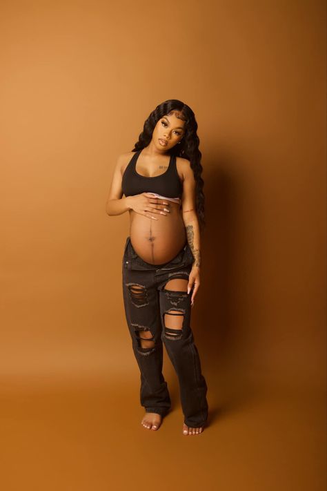 Maternity Painted Belly Photo Shoot, Maternity Shoot Black Women With Daughter, Mommy To Be Photoshoot, Black Teen Girl Maternity Shoot, Maternity Photography Ideas Jeans, Black Mom Maternity Shoot, Maternity Photo Shoot Jeans Outfit, Plus Size Maternity Photos Black Women, Maternity Photoshoot Ideas Black Couples