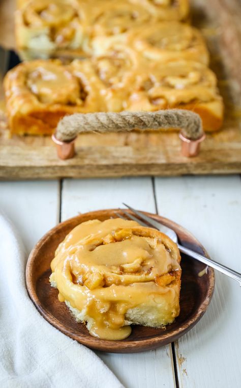 Overnight Cinnamon Rolls Recipe, Caramel Apple Cinnamon Rolls, Homemade Salted Caramel, Caramel Rolls, Rolls Homemade, Apple Cinnamon Rolls, Pecan Rolls, Savory Foods, Cinnamon Roll Cake