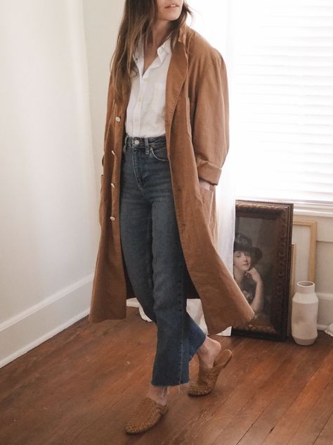 Button Down Shirt Outfit, Autumn Shirt Outfit, Button Down Outfit, Camel Coat Outfit, Pijamas Women, Trench Coat Outfit, Cold Weather Fashion, White Button Down, Brown Coat