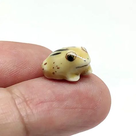 Small Ceramic Animals, Frog Clay, Clay Frog, Tiny Dollhouse, Painted Animals, Home Decor Brown, Ceramic Frogs, Frog Figurines, Clay Crafts Air Dry