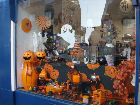 077-smiling-pumpkins-ghosts-stickers-halloween-window-display Halloween Store Windows, Window Displays Ideas, Halloween Window Display, Window Display Retail, Store Window Display, Halloween Window, October Halloween, Halloween Store, Store Window