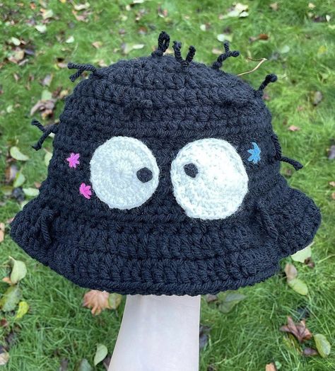 Loom Knitting Bucket Hat, Totoro Bucket Hat Crochet, Studio Ghibli Crochet Hat, Loom Knit Halloween Projects, Studio Ghibli Crochet Ideas, No Face Crochet Pattern, Crochet Totoro Bag, Anime Crochet Ideas, Anime Crochet Clothes