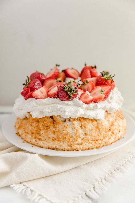 Strawberry Shortcake with Lemon Angel Food Cake Lemon Angel Food Cake, Strawberry Crunch Cake, Strawberry Shortcake Recipes, Cake Aesthetic, Crunch Cake, Salty Cake, Angel Food Cake, Coconut Cake, Food Cake