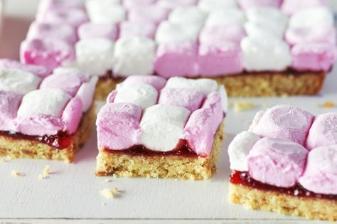 Marshmallow jam slice. This great looking dessert combines soft marshmallows with coconut and jam. Jam Slice, Marshmallow Slice, Cake Stall, Coconut Slice, Slice Recipe, Lunchbox Treats, Slices Recipes, Easy Chocolate, Baking Tips