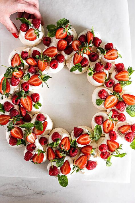 Pavlova Wreath, Christmas Lunch, Christmas Food Desserts, Christmas Menu, Xmas Food, Simply Delicious, Christmas Party Food, Christmas Snacks, Christmas Cooking